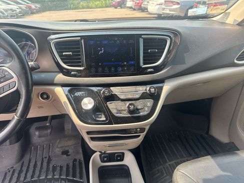 Used 2017 Chrysler Pacifica Touring-L FWD image 10