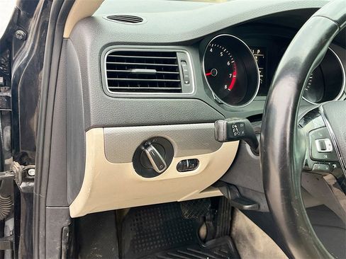 Used 2016 Volkswagen Jetta SE image 10