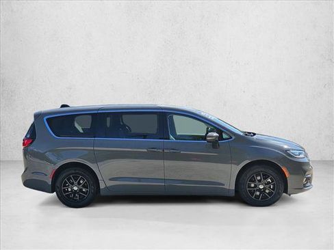 Used 2023 Chrysler Pacifica Touring-L FWD image 4