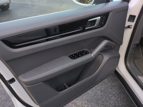 Used 2019 Porsche Cayenne image 32