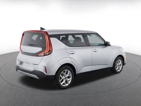 Used 2025 Kia Soul LX w/ LX Technology Package FWD image 9
