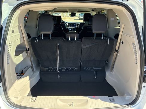Used 2022 Chrysler Pacifica Touring-L image 22