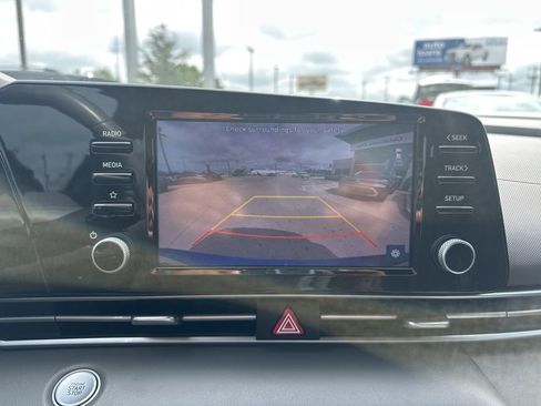 Used 2022 Hyundai Elantra SEL w/ Convenience + Premium Package FWD image 11