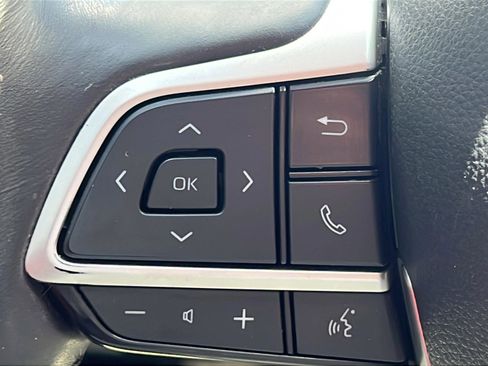 Used 2022 Toyota Highlander LE FWD image 19