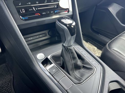 Certified 2022 Volkswagen Tiguan SE R-Line FWD image 16