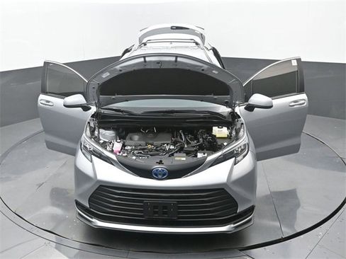 Used 2025 Toyota Sienna LE image 34