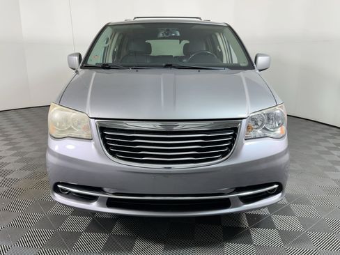 Used 2014 Chrysler Town & Country Touring image 4