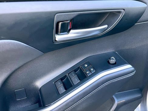 Certified 2021 Toyota Highlander XLE image 32