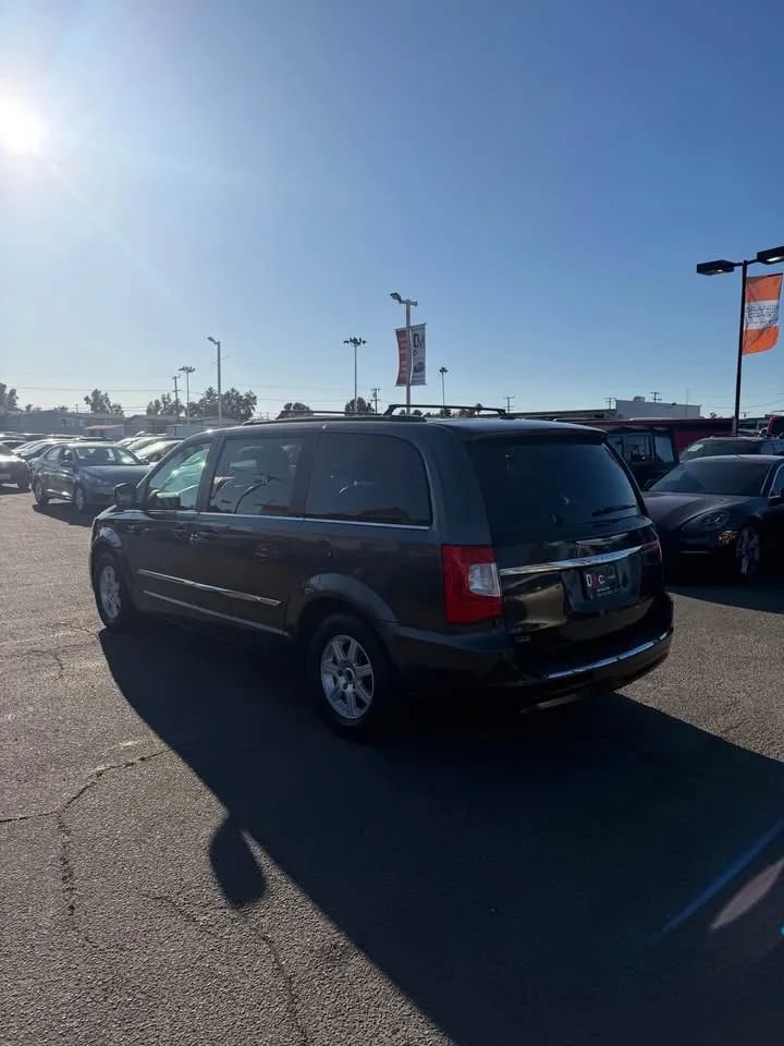 Used 2012 Chrysler Town & Country Touring w/ Entertainment Group #1 FWD image 5