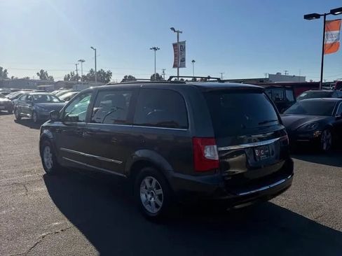 Used 2012 Chrysler Town & Country Touring w/ Entertainment Group #1 FWD image 5