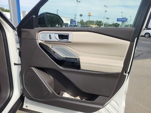 Used 2022 Ford Explorer Platinum w/ Technology Package image 34