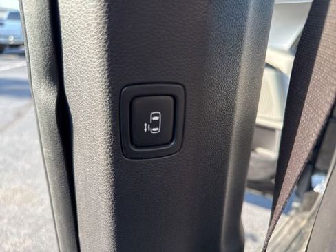Used 2022 Kia Carnival LX FWD image 21