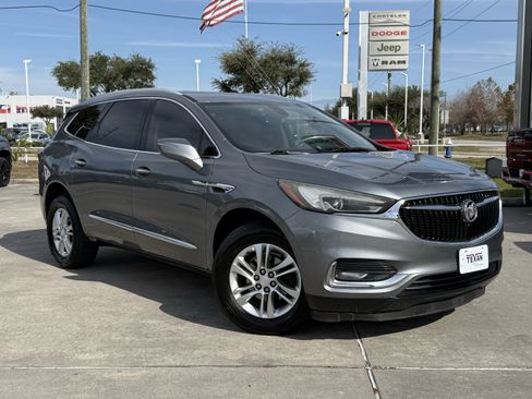 Used 2018 Buick Enclave Essence image 2