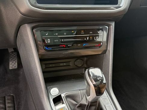 Used 2022 Volkswagen Tiguan SE FWD image 18