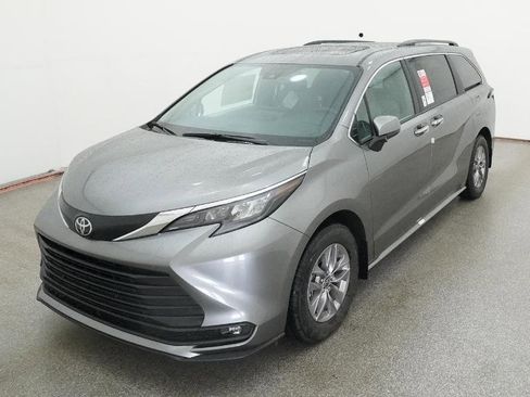 New 2026 Toyota Sienna XLE FWD image 15