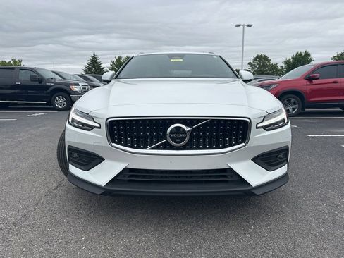 Used 2025 Volvo V60 B5 Cross Country Ultra w/ Climate Package AWD/4WD image 2