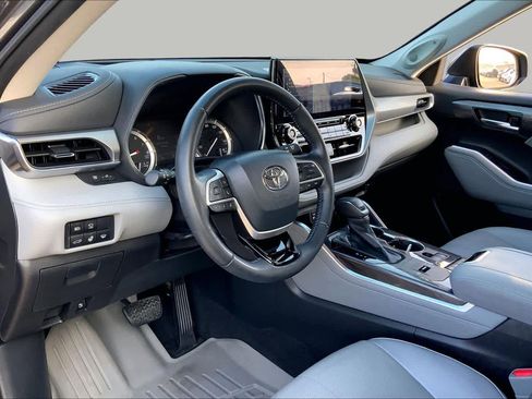 Used 2022 Toyota Highlander Platinum FWD image 18