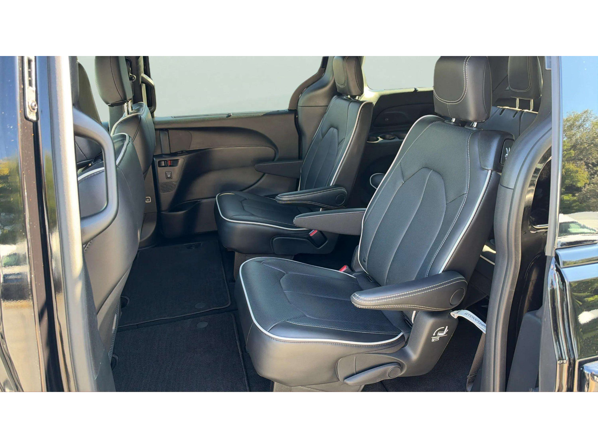 Used 2025 Chrysler Pacifica Limited FWD image 13