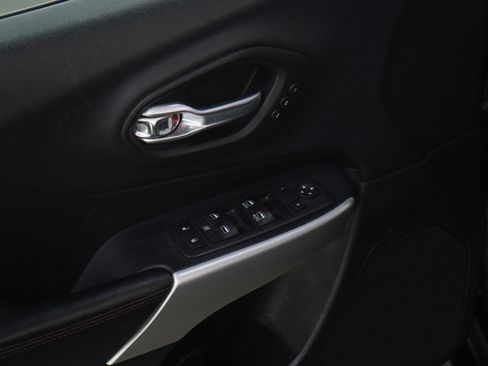 Used 2017 Jeep Cherokee Trailhawk image 22