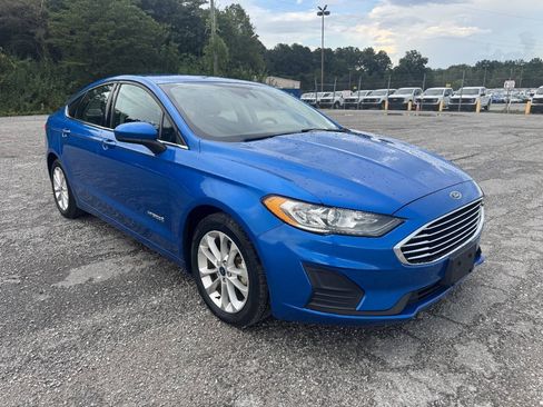 Used 2019 Ford Fusion SE FWD image 2
