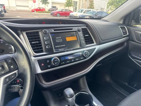 Used 2018 Toyota Highlander Plus FWD image 11