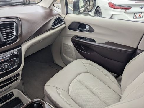 Used 2018 Chrysler Pacifica Touring-L image 8