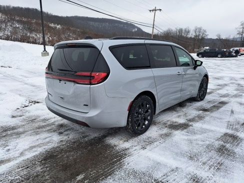 New 2026 Chrysler Pacifica Select image 5