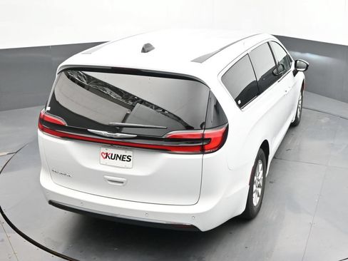 Used 2025 Chrysler Pacifica Select FWD image 27