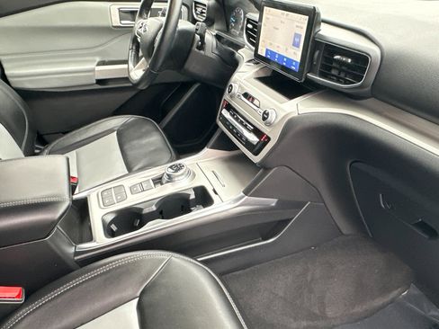 Certified 2022 Ford Explorer XLT w/ Equipment Group 202A image 18