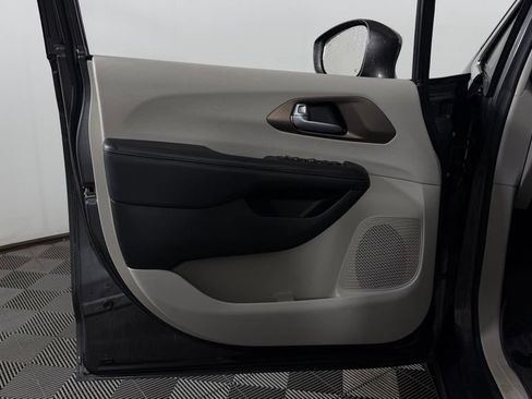 Used 2018 Chrysler Pacifica Touring-L w/ Premium Audio Group FWD image 14