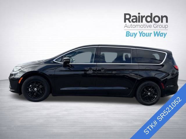 Used 2025 Chrysler Pacifica Select FWD image 4