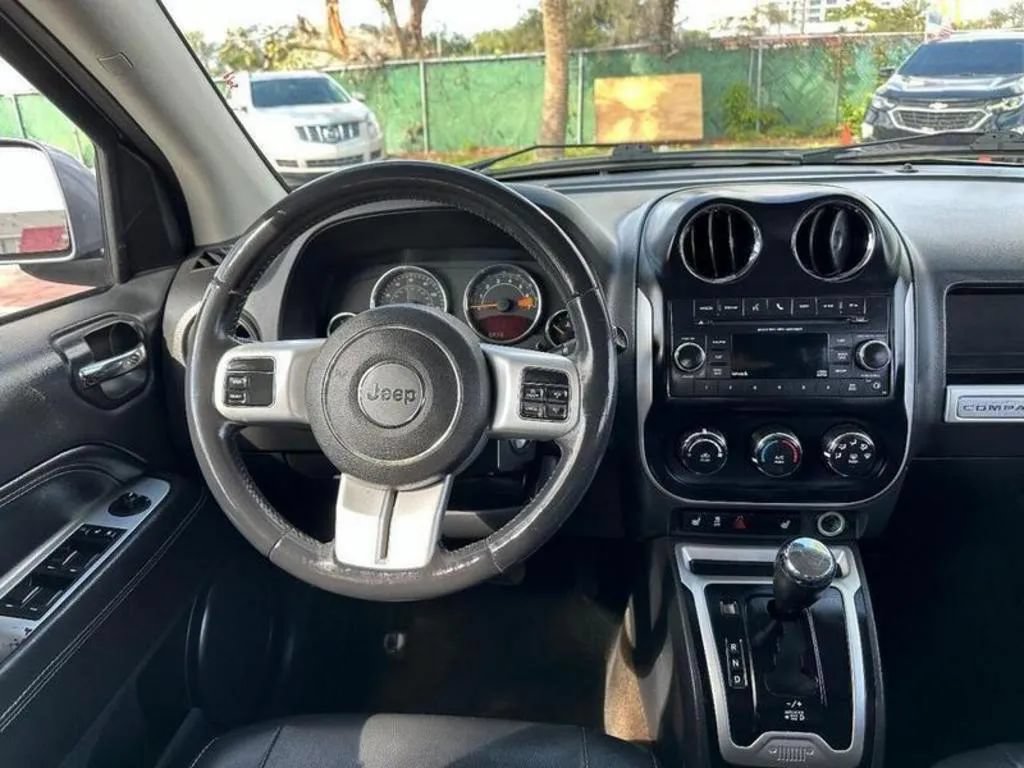 Used 2016 Jeep Compass Latitude FWD image 34
