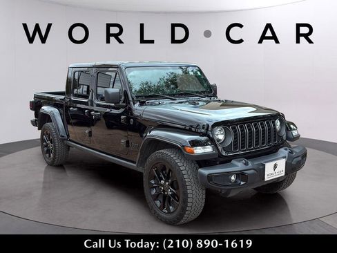 Used 2025 Jeep Gladiator Sport AWD/4WD image 2
