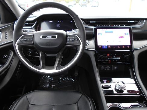 Certified 2023 Jeep Grand Cherokee Limited AWD/4WD image 4