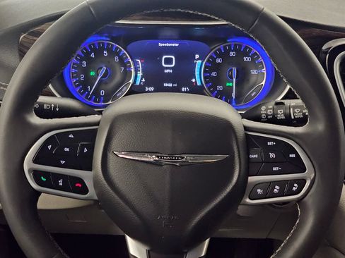 Used 2022 Chrysler Pacifica Limited AWD/4WD image 9