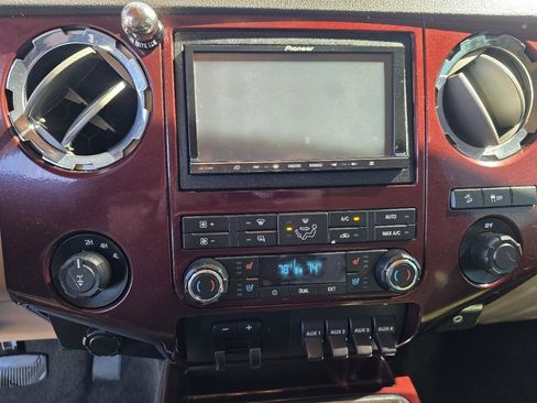 Used 2011 Ford F250 Lariat w/ Lariat Interior Pkg image 19