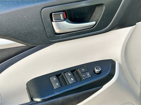 Used 2016 Toyota Highlander XLE image 15