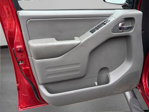 Used 2015 Nissan Frontier SL image 23