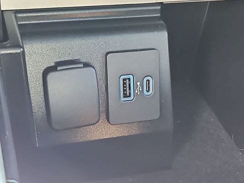 Used 2022 Ford Explorer XLT w/ Equipment Group 202A AWD/4WD image 26