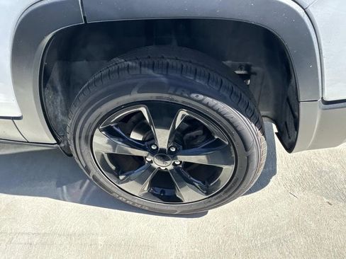 Used 2020 Jeep Cherokee Latitude Plus FWD image 7