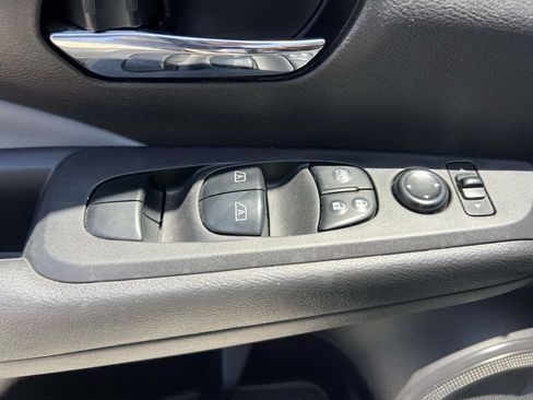 Used 2023 Nissan Kicks SR w/ SR Premium Package FWD image 16