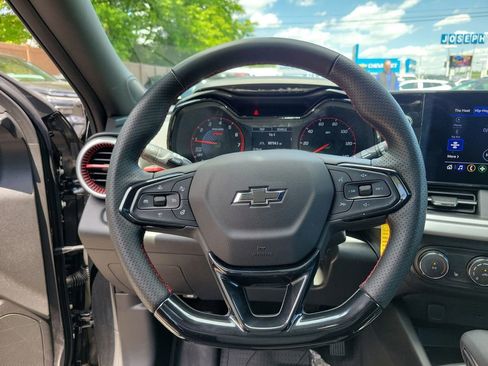 Used 2024 Chevrolet Trax RS w/ Sunroof Package FWD image 24