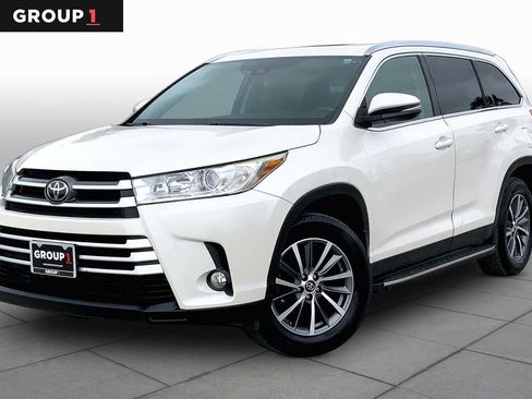 Used 2019 Toyota Highlander XLE FWD image 1