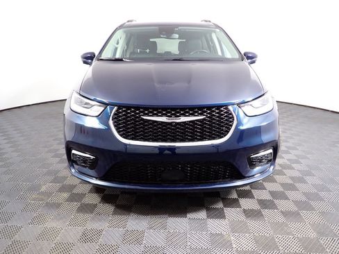 Used 2022 Chrysler Pacifica Touring-L w/ Uconnect Theater Family Group image 5