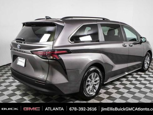Used 2024 Toyota Sienna XLE FWD image 3