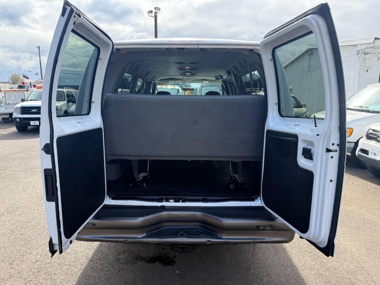 Used 2006 Ford E-350 and Econoline 350 XL RWD image 9