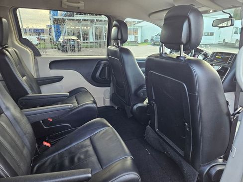 Used 2014 Chrysler Town & Country Touring image 37