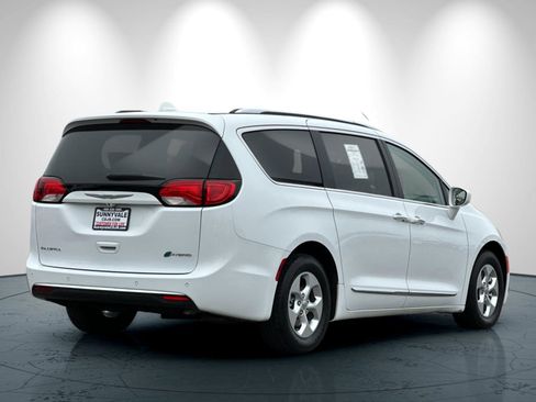 Used 2018 Chrysler Pacifica Touring-L image 4