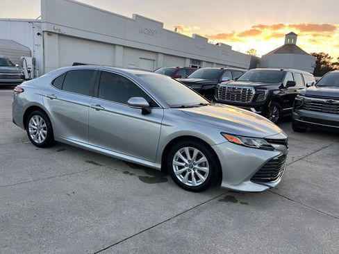 Used 2018 Toyota Camry LE image 10