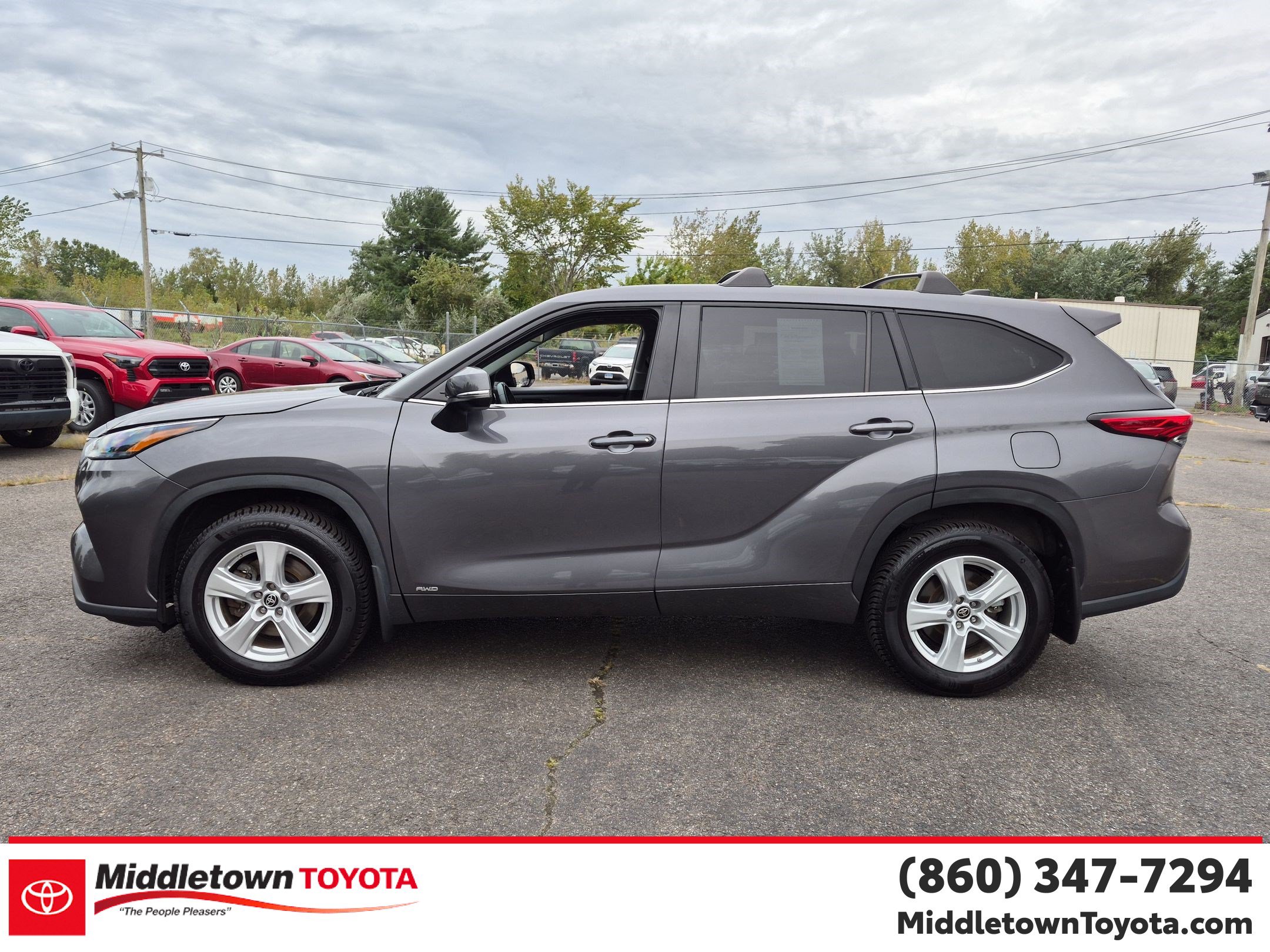 Used 2023 Toyota Highlander LE AWD/4WD image 6